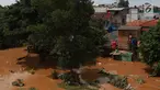 Aliran Sungai Ciliwung yang meluap di kawasan Pejaten Timur, Jakarta, Jumat (26/4). Banjir kiriman melalui Sungai Ciliwung yang berasal dari Bogor tersebut mengakibatkan sejumah wilayah di Ibukota terendam banjir. (Liputan6.com/Immanuel Antonius)