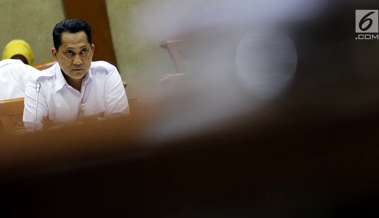 Dirut Bulog Budi Waseso mengikuti RDP dengan Komisi VI DPR terkait stok pangan di Kompleks Parlemen, Jakarta, Senin (21/5). Ini merupakan rapat perdana antara Budi Waseso yang baru diangkat sebagai Dirut Bulog dengan DPR. (Liputan6.com/Johan Tallo)