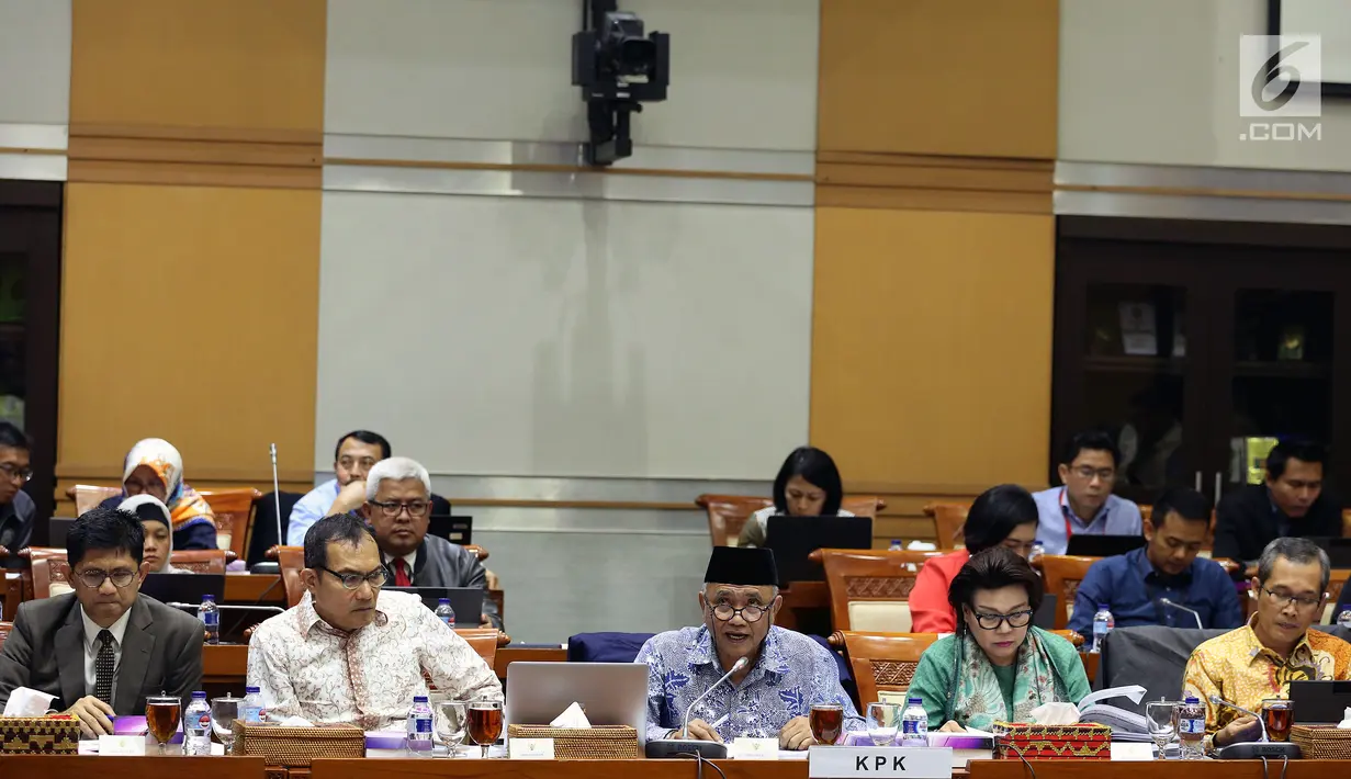 Pimpinan KPK Agus Rahardjo (tengah) memberi penjelasan saat mengikuti RDP dengan Komisi III DPR di Kompleks Parlemen, Senayan, Jakarta, Senin (11/9). (Liputan6.com/Johan Tallo)