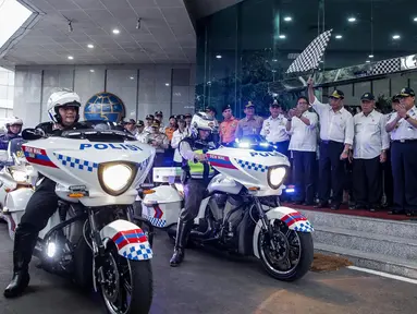 Menteri Perhubungan Budi Karya Sumadi melepas tim Posko Angkutan Lebaran terpadu 2017 di Kementerian Perhubungan, Jakarta, Kamis (15/6). (Liputan6.com/Johan Tallo)