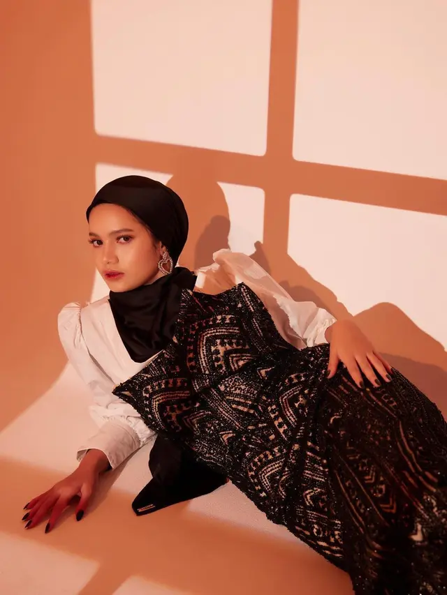 Mutiara Sofya tampil cantik dalam pemotretan terbarunya dengan pakaian bernuansa monokrom.