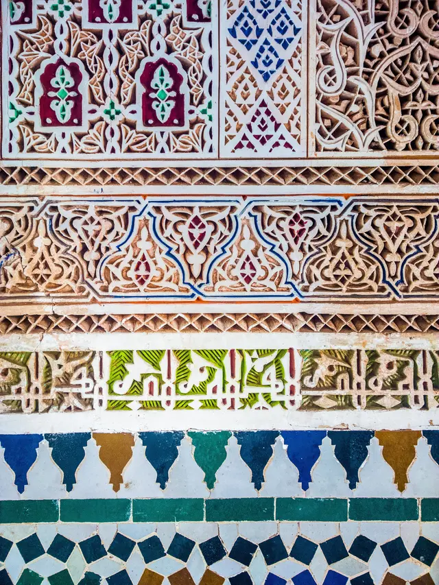 Wallpaper kaligrafi indah yang terukir di dinding