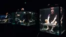 Konser Underwater AquaSonic menghadirkan lima pemain yang menenggelamkan diri mereka di tangki air kaca untuk memainkan instrumen buatan sendiri dan bernyanyi sepenuhnya di bawah air di Aarhus, Denmark, Rabu (19/4). (AFP PHOTO / Jonathan NACKSTRAND)