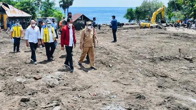 6 Potret Presiden Jokowi Tinjau Langsung NTT, Hibur Anak-anak di Pengungsian