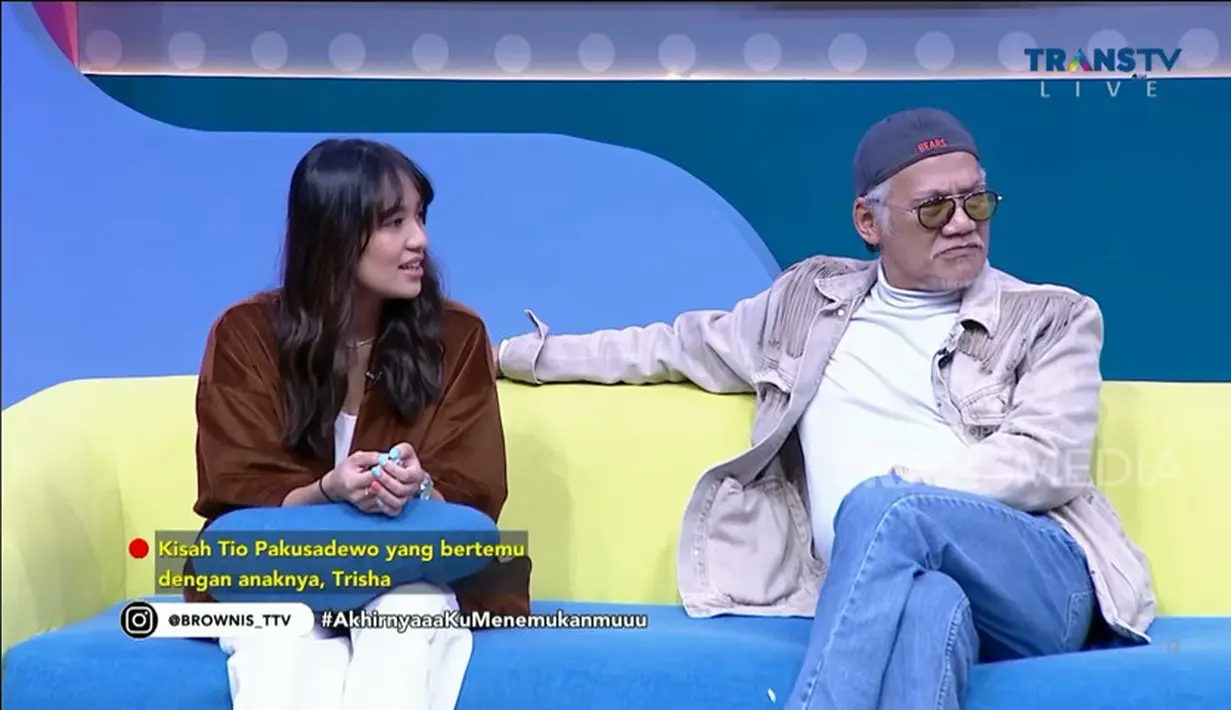 Tyo menyebut pertemuan pertama dan memeluk putrinya seperti film drama. “Dia jalan, sekitar lima langkah mendekati, lari, enggak ngomong apa-apa, terus pelukan. Itu pelukan terindah sepanjang hidupku. Ya setengah menit lah ya, udah dilepas, dia balik lagi ke dalam (ruangan)," kata Tio. [Youtube/TRANS TV Official]