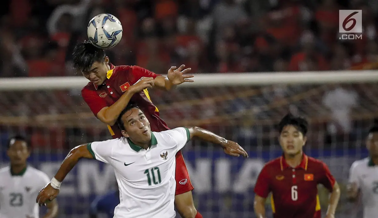 Pemain Timnas Indonesia, Ezra Walian berusaha merebut bola dari pemain Vietnam pada laga grup B SEA Games 2017 di Stadion Selayang, Selangor, Malaysia, Selasa (22/8). Indonesia bermain imbang melawan Vietnam dengan skor 0-0. (Liputan6.com/Faizal Fanani)