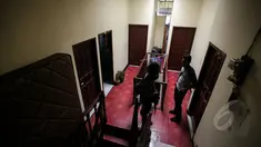 Dua pewarta tampak melihat TKP terbunuhnya Deudeuh Alfisahrin, Jakarta, Rabu (15/4/2015). Rumah kos Boarding House di kawasan Tebet tampak sepi pasca terbunuhnya Deudeuh. (Liputan6.com/Faizal Fanani)