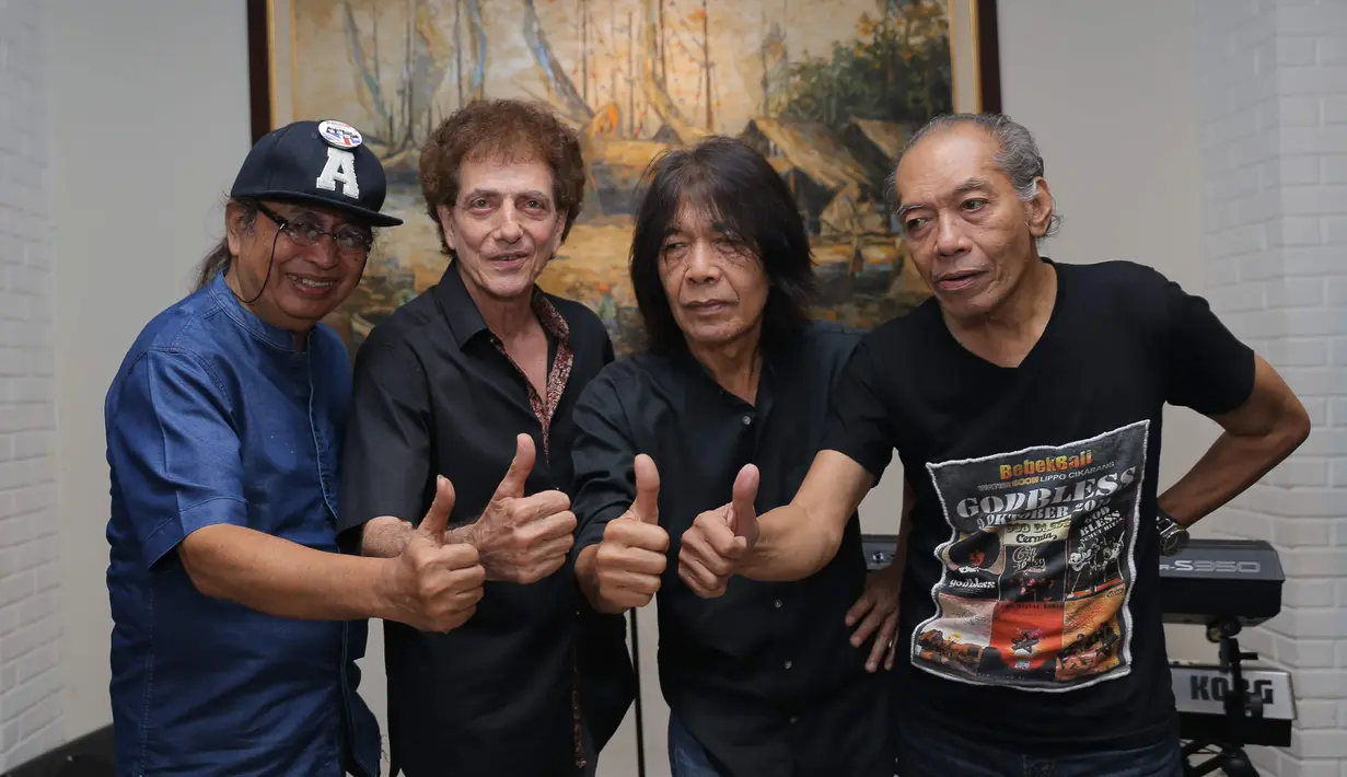 Para personel grup yang berjaya tahun 70-an ini merasa bersyukur, hingga usianya yang telah 43 tahun masih bisa menjaga kekompakannya. Dan masih mewarnai industri musik Tanah Air. (Andy Masela/Bintang.com)