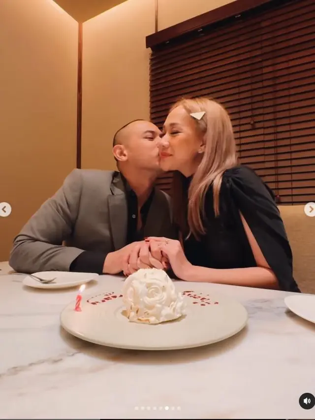 6 Potret Dinner Romantis BCL dan Tiko Aryawardhana, Rayakan Ultah Pertama Pernikahan