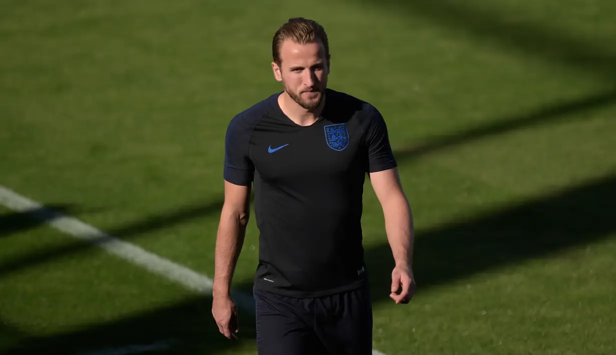 Kapten Inggris, Harry Kane mengikuti latihan jelang melawan Spanyol di laga lanjutan Liga A Grup 4 UEFA Nations League 2018 di Ciudad Deportiva Luis del Sol, Sevilla (14/10). Inggris butuh kemenangan jika ingin ke putaran final. (AFP Photo/Jorge Guerrero)