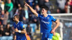 Elkan Baggott yang merupakan pemain pinjaman dari Ipswich Town ini memiliki perkembangan yang baik sejauh bersama The Gills. Baggot juga sudah bisa beradaptasi serta mengerti apa yang diinginkan Neil Harris sebagai pelatih. (Twitter/@TheGillsFC)