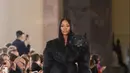 Model Naomi Campbell pakai jaket berlapis bulu dengan replika kepala serigala di bahunya. [@schiaparelli].
