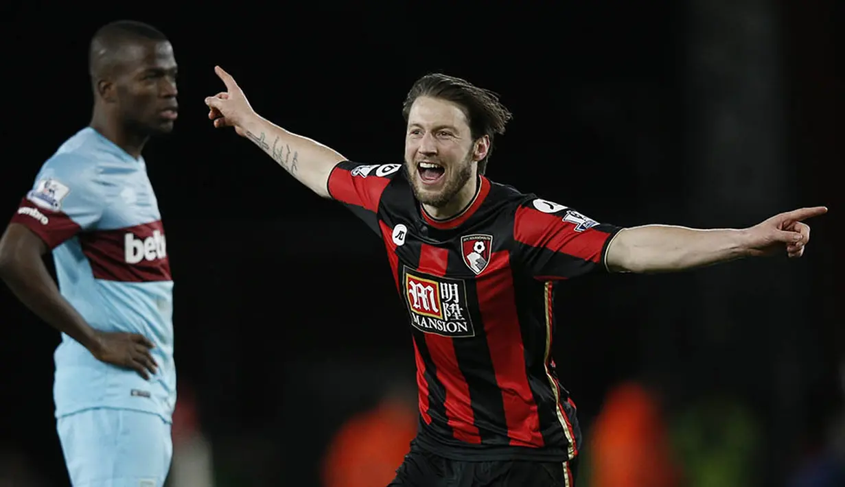 Gelandang, Bournemouth, Harry Arter, merayakan gol yang dicetaknya ke gawang West Ham pada laga Liga Premier Inggris di Stadion Vitality, Inggris, Selasa (12/1/2016). West Ham berhasil menang 3-1. (AFP/Adrian Dennis)