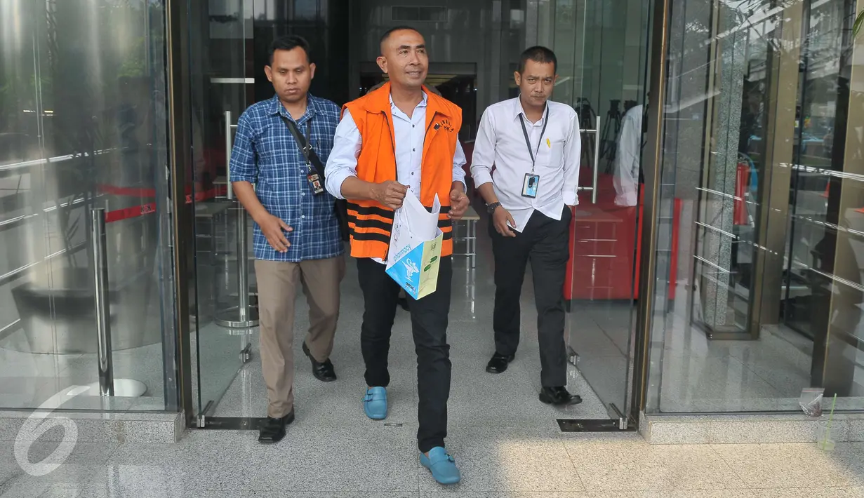 Bupati nonaktif Buton, Samsu Umar Samiun berjalan keluar gedung KPK usai menjalani pemeriksaan, Jakarta, Selasa (16/5). Umar Samiun diduga menyuap mantan Ketua MK, Akil Mochtar lewat transfer ke rekening CV Ratu Samagat. (Liputan6.com/Helmi Afandi)