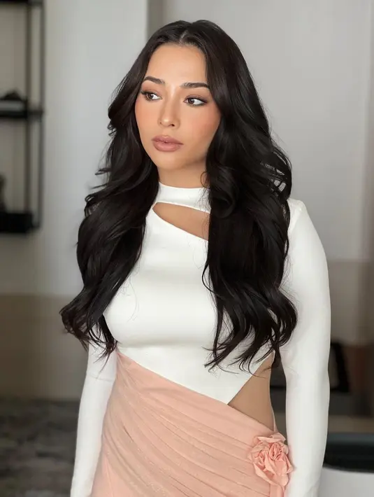 Dany memulas gradasi warna cokelat yang membingkai mata indah Nikita Willy. Sekaligus bikin tatapan mata Nikita terlihat lebih soft [@danydarca22]