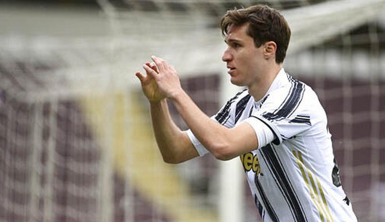 Penyerang Juventus, Federico Chiesa, melakukan selebrasi usai mencetak gol ke gawang Torino pada laga Serie A di Stadion Olympic, Turin, Minggu (4/4/2021). Kedua tim bermain imbang 2-2. (Marco Alpozzi/LaPresse via AP)