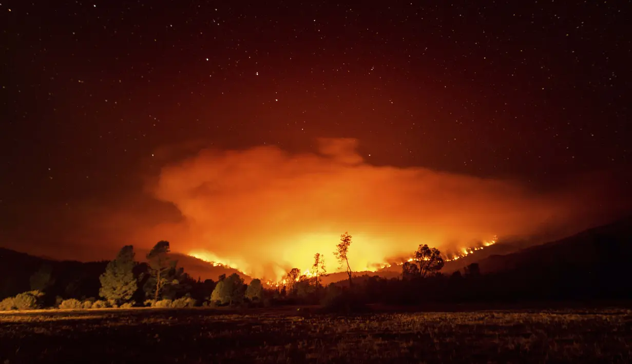 Api membakar Kompleks Agustus di dekat Danau Pillsbury di Hutan Nasional Mendocino, California, Rabu (16/9/2020). (AP Photo/Noah Berger)