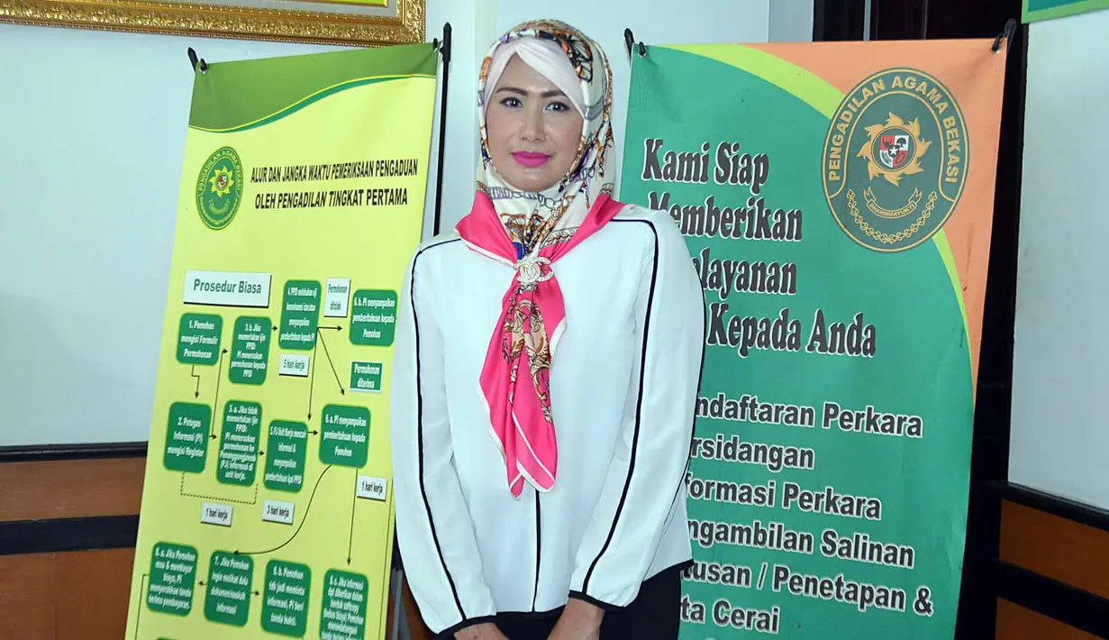 Dalam sidang putusan yang tidak dihadiri tergugat, yaitu Donny Kesuma, Majelis Hakim Pengadilan Agama Bekasi mengabulkan gugatan yang dilayangkan oleh Yuni Indriyati. 18 tahun keduanya membina rumah tangga. (Deki Prayoga/Bintang.com)