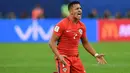 Penyerang Chile, Alexis Sanchez saat melawan Jerman di final Piala Konfederasi 2017 di Saint Petersburg (2/7). Chile gagal lolos ke Rusia 2018 setelah kekalahan dari Brasil dan kemenangan Argentina yang mengubur impian La Roja. (AFP Photo/Franck Fife)