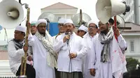 Massa juga mengangkat KH Fachrurozi Ishaq (tengah) sebagai Gubernur DKI Jakarta tandingan, Jakarta, Senin (1/12/2014). (Liputan6.com/Faizal Fanani) 