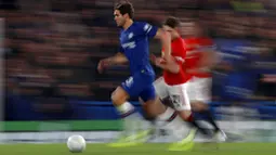 Bek Chelsea, Marcos Alonso, menggiring bola saat melawan Manchester United pada laga Piala Liga Inggris 2019 di Stadion Anfield, Rabu (30/10). Manchester United menang 2-1 atas Chelsea. (AP/Ian Walton)