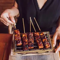 Ilustrasi sate tempe./Copyright shutterstock.com/g/olegbreslavtsev