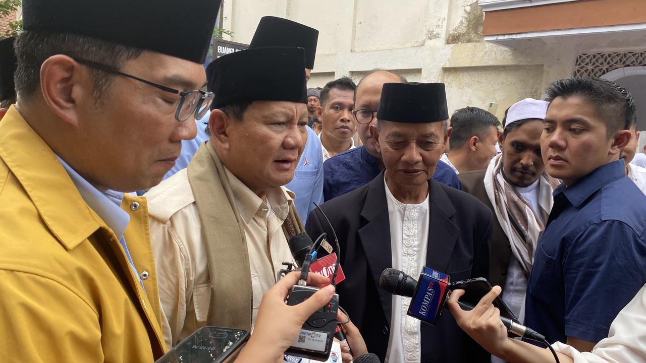 Calon presiden nomor urut 2, Prabowo Subianto, mendapat banyak petuah dari beberapa kiai saat berkunjung ke Pondok Pesantren di Tasikmalaya, Jawa Barat, Sabtu (2/12/2023). (Liputan6.com/Ady Anugrahadi)