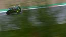 Aksi pebalap andalan Movistar Yamaha MotoGP Team, Valentino Rossi dengan kecepatan penuh pada sesi latihan bebas di Sirkuit Brno, (4/8/2017). Marc Marquez menjadi juara pada balapan tersebut. (AFP/Michal Cizek) 