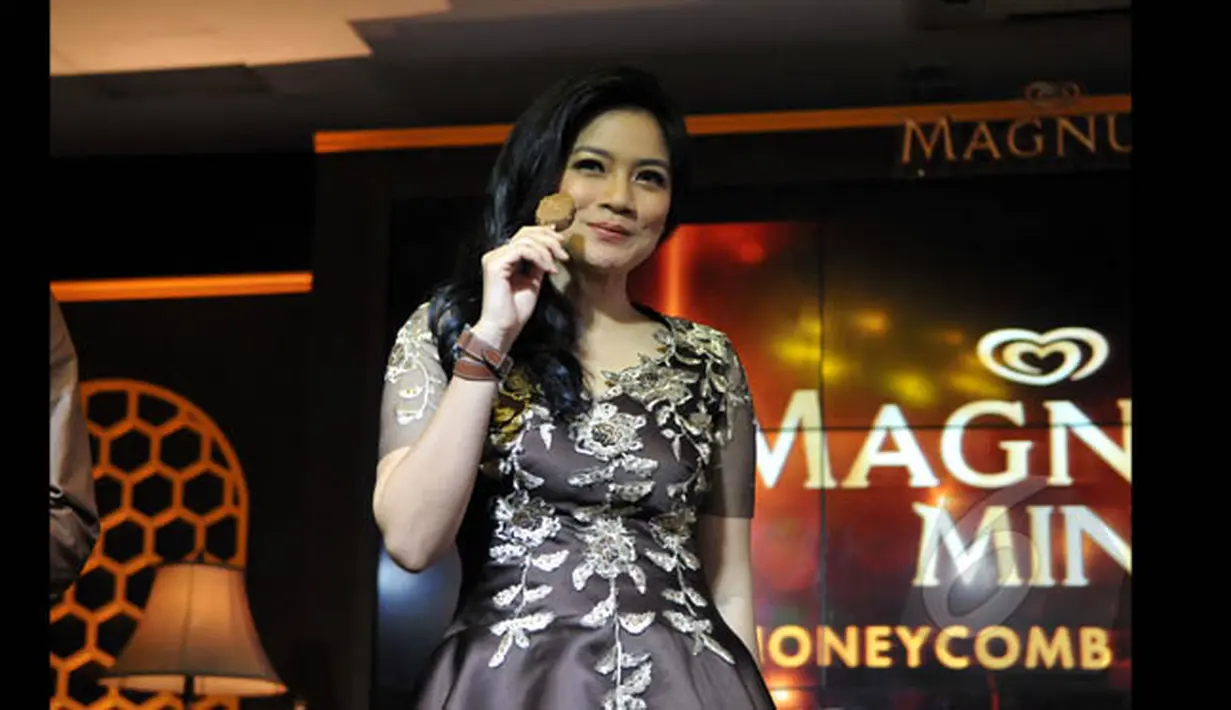 Titi Kamal terlihat anggun saat ditemui di Grand Indonesia Shopping Town, Jakarta, Jumat (16/01/2015). (Liputan6.com/Panji Diksana)