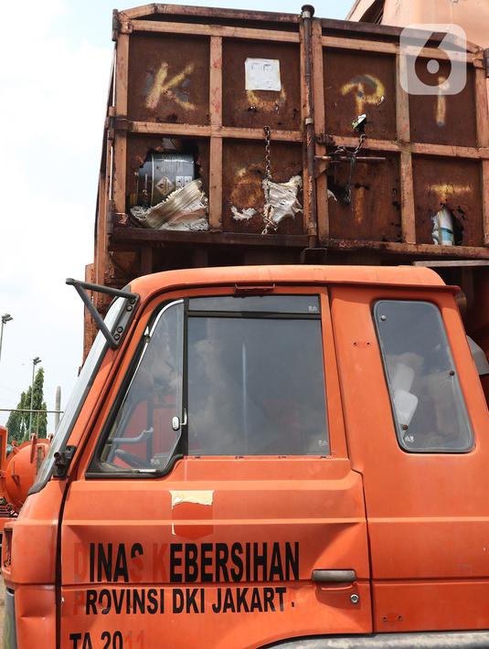 Tumpukan bangkai kendaraan dinas di Kantor Dinas Lingkungan Hidup DKI, Kramat Jati, Jakarta, Rabu (4/11/2020). Menurut petugas, puluhan kendaraan yang terparkir dan menjadi bangkai di area parkir belakang kantor tersebut tengah didata dan dipersiapkan untuk pelelangan. (Liputan6.com/Herman Zakharia)