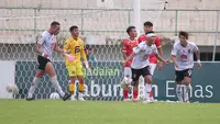 Tuan rumah FC Bekasi City gagal mengamankan kemenangan perdananya pada babak 12 besar Pegadaian Liga 2 2023/2024 setelah ditahan imbang Malut United 2-2 di Stadion Singaperbangsa, Karawang, Kamis (18/1/2024). Hasil ini tentu sangat menyakitkan karena sejatinya tuan rumah masih unggul 2-1 saat babak kedua memasuki masa injury time. Namun tepat di menit akhir masa injury time yang berdurasi 4 menit, Frets Butuan mencetak gol penyeimbang 2-2 setelah memanfaatkan umpan tendangan bebas Dave Mustaine. Dengan hasil ini FC Bekasi City masih menghuni dasar klasemen alias posisi ke-4 Grup Y dengan koleksi 2 poin dari 3 laga. Sementara Malut United mampu menggusur Deltras Sidoarjo dari posisi runner-up dengan raihan 3 poin hasil tiga kali imbang. (Bola.com/M Iqbal Ichsan)