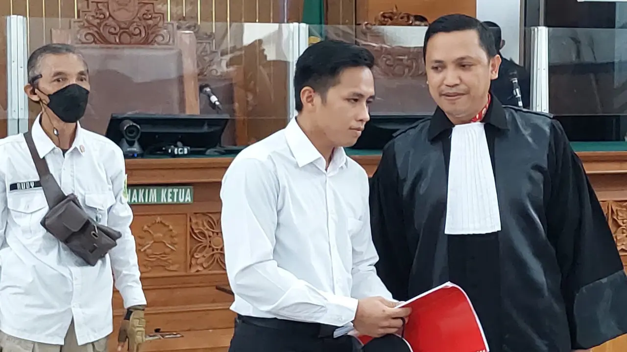 Richard Eliezer Pudihang Lumiu atau Bharada E saat menjalai sidang perdananya pada Selasa (18/10/2022) di Pengadilan Negeri Jakarta Selatan (PN Jaksel).