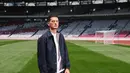 Justin Hubner tampil mengenakan koleksi pre fall Gucci 2024. Ia mengenakan jaket denim senada dengan celananya dipadukan kaos putih sambil membawa tas Gucci dengan pattern yang ciri khas senada dengan sepatunya.  [@kacastuudio]