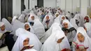 Puluhan santri membaca Al Quran saat tadarus massal awal Ramadhan 1440 H di Pesantren Ar-Raudhatul Hasanah, Medan, Sumatera Utara pada 6 Mei 2019. Tadarus yang diikuti sedikitnya 3.200 santri tersebut merupakan kegiatan rutin selama bulan Ramadan di pesantren itu. (REUTERS/Ahmad Ridwan Nasution)