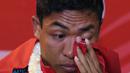 Pelari muda Indonesia, Lalu Muhammad Zohri mengusap mata saat upacara penyambutan di Terminal 3 Bandara Soetta, Tangerang, Selasa (17/7). Lalu M Zohri meraih emas lari 100m putra di Kejuaraan Dunia Atletik U-20. (Liputan6.com/Helmi Fithriansyah)