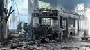 Dengan gelombang rudal dan drone, serangan udara Rusia menghantam sejumlah bangunan dan fasilitas umum di kota besar, seperti Kharkiv, Mykolaiv, Ternopil, serta di sekitar Ibu Kota Kyiv. (SERGEY BOBOK/AFP)