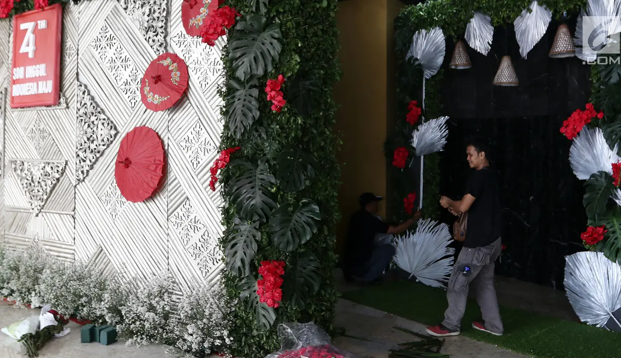 Petugas menata Gedung Nusantara atau Gedung Kura-Kura di Kompleks Parlemen Senayan, Jakarta, Kamis (15/8/2019). Persiapan itu berlangsung jelang pidato presiden dalam Sidang Tahunan MPR, Sidang Bersama DPR dan DPD serta Sidang Paripurna DPR. (Liputan6.com/Johan Tallo)