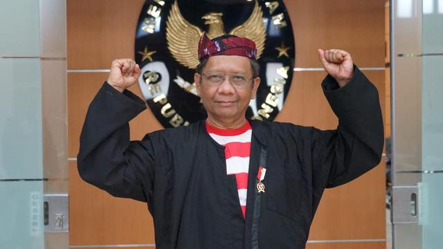 Menko Polhukam Mahfud Md mengenakan pakaian tradisional Madura, baju Sakera dalam upacara HUT ke-75 RI, Senin (17/8/2020).