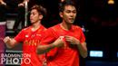 Pasangan ganda Indonesia, Fajar Alfian (kanan) melakukan hal yang sama. Ia dengan bangga menunjukkan bendera merah putih ke arah penonton yang memadati Ceres Arena. (Badminton Photo/Yohan Nonotte)