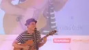 Musisi Budi Doremi saat bernyanyi pada gelaran EGTC 2018 Bandung di Graha Sanusi Hardjadinata, Universitas Padjajdaran, Bandung, Rabu (5/12). Sekitar 30 menit Budi Doremi tampil menghibur peserta EGTC Bandung 2018. (Liputan6.com/Helmi Fithriansyah)