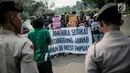 Massa Front Rakyat Indonesia untuk West Papua (FRI-West Papua) menggelar unjuk rasa di depan Kedutaan Besar Amerika Serikat, Jakarta, Kamis (15/8/2019). Massa mengecam Amerika Serikat dan memintanya bertanggung jawab atas penjajahan yang dilakukan di West Papua. (Liputan6.com/Faizal Fanani)