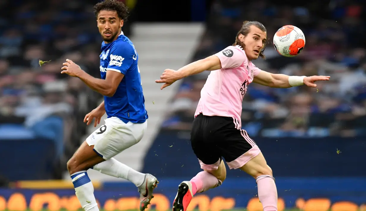 Pemain Everton, Dominic Calvert-Lewin (kiri) berebut bola dengan pemain Leicester City, Caglar Soyuncu pada pertandingan lanjutan Liga Inggris di di Goodison Park di Liverpool, Inggris, Rabu (1/7/2020). Everton menang tipis atas Leicester City 2-1. (Peter Powell / Pool via AP)