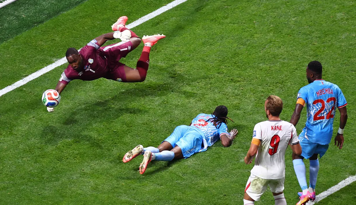 Kiper Kongo Lionel Mpasi melakukan penyelamatan saat pertandingan sepak bola babak 32 Piala Dunia antara Inggris dan Kongo di Atlanta, Rabu, (01/07/2026). (AP Photo/Colin Hubbard)