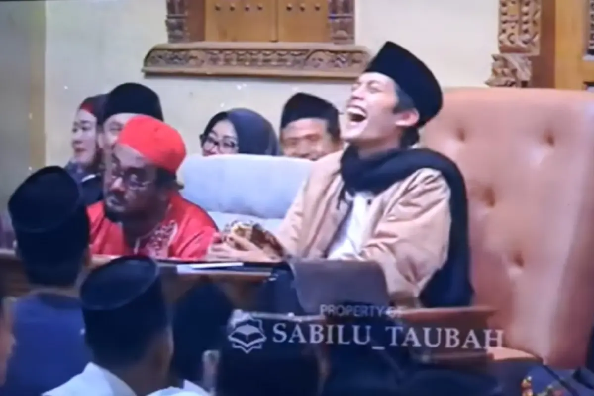 Gus Iqdam tertawa lepas saat mendengar jawaban Samsul Hadi (Tangkap Layar You Tube ronron chanel)