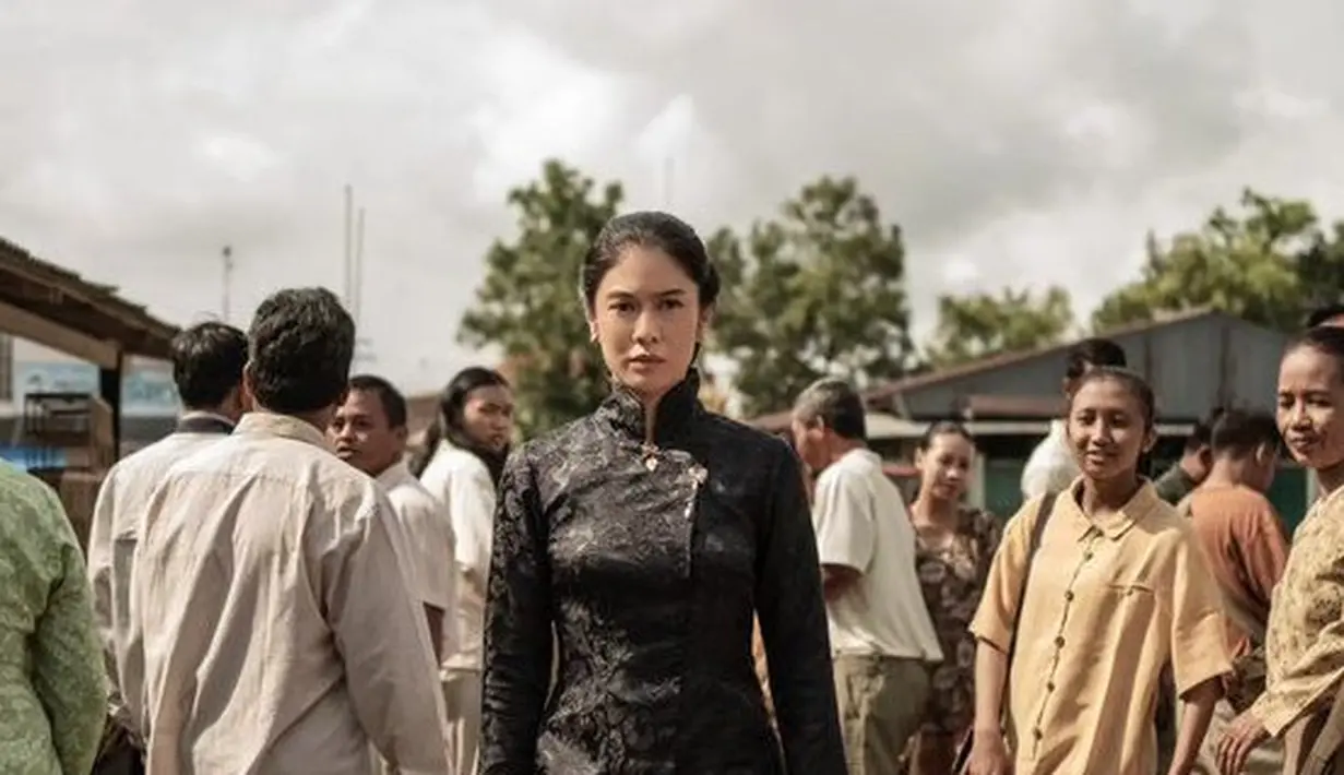 Dian Sastrowardoyo tampil dengan kebaya hitam berkerah tinggi dipadukan kain batik sebagai bawahannya. [@therealdisastr]