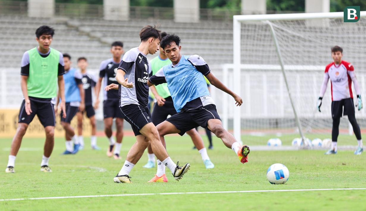 Arlyansyah Abdulmanan mencoba melewati Muhammad Ragil pada sesi latihan bersama Timnas Indonesia U-20 di Stadion Madya, Gelora Bung Karno, Jakarta, Rabu (5/2/2025). (Bola.com/Abdul Aziz)