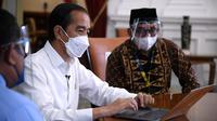 Presiden Jokowi melaporkan SPT Tahunan melalui aplikasi daring e-filling, di Istana Merdeka, Jakarta, Rabu (03/03/2021). (Foto: Biro Pers Setpres/Lukas)