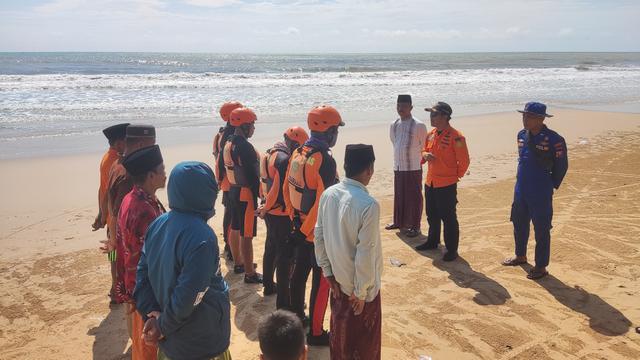 Tim SAR mengerahkan sejumlah personel untuk pencarian nelayan Sumenep yang hilang. (Istimewa)