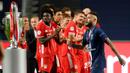 Striker Paris Saint-Germain, Neymar, tampak sedih usai ditaklukkan Bayern Munchen pada laga final di Stadion The Luz, Portugal, Senin (24/8/2020). Kekalahan ini membuat PSG gagal meraih gelar Liga Champions pertamanya. (AFP/Lluis Gene,Pool)