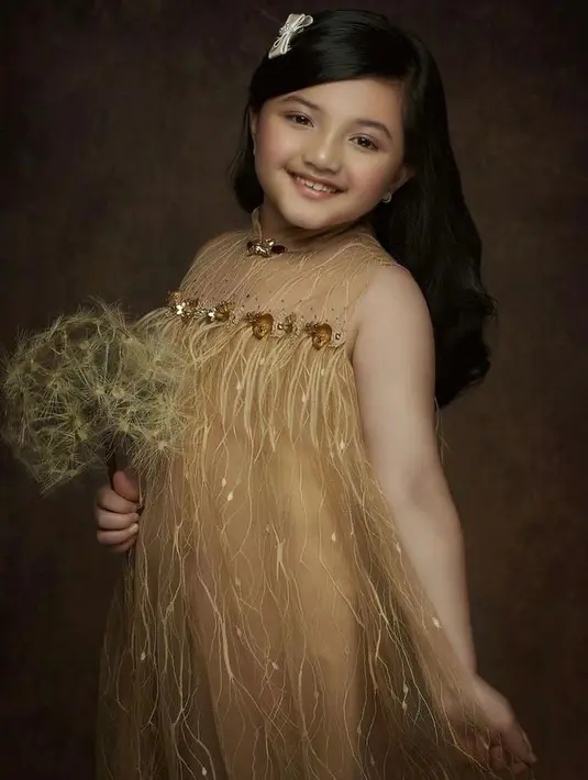 Sleeveless dress dengan aksen brokat dan satin sebagai inner juga tak kalah menarik untuk si kecil. (Instagram/queenarsy).